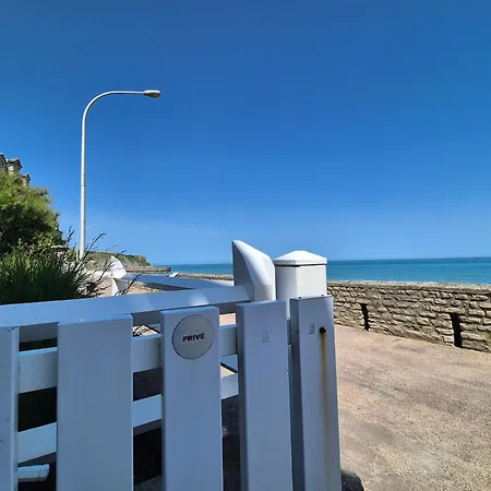 In Near Sandy Apartment *